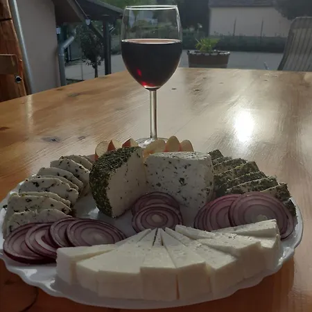 Tihanyi Vendeghaz * Villanykovesd